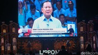 Komisi Pemilihan Umum (KPU) menggelar debat perdana capres-cawapres yang dimulai sejak pukul 19.00 WIB.  