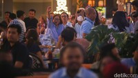 Pendukung Prabowo-Gibran nampak antusias menyaksikan debat perdana.  