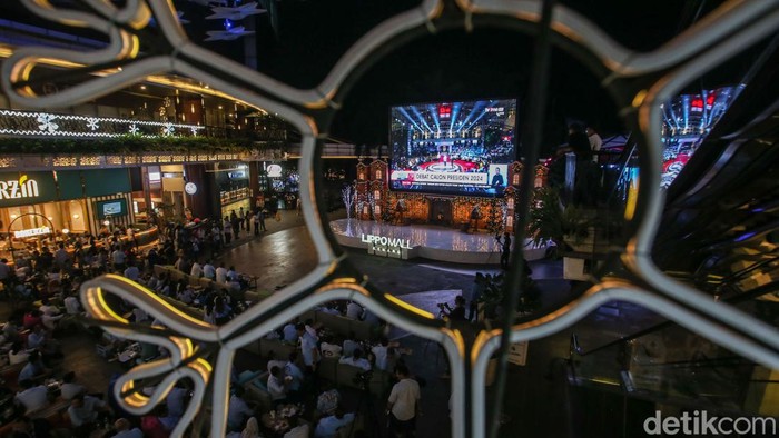 Tim Kampanye Nasional (TKN) Fanta Prabowo - Gibran menggelar nonton bareng debat perdana calon presiden di Kemang Village, Jakarta, Selasa (12/12/2023).