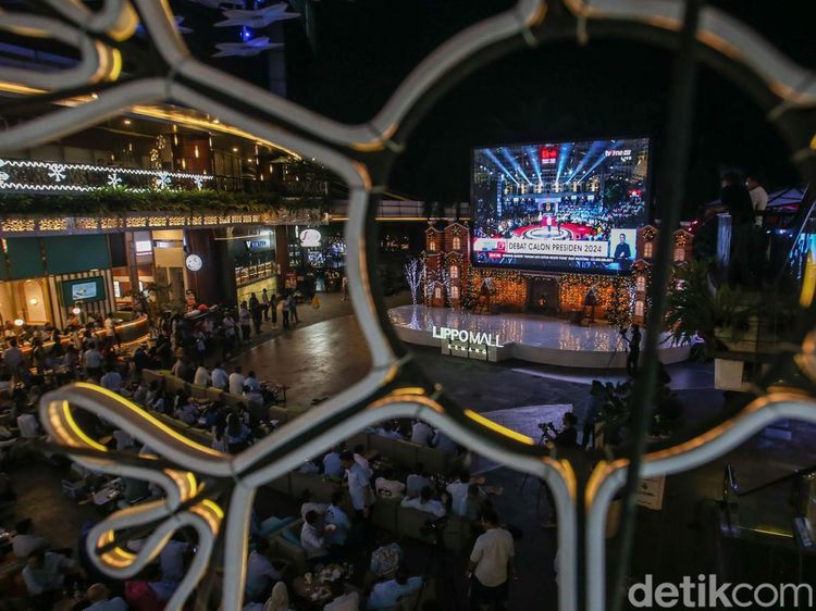 Pendukung Prabowo-Gibran Gelar Nobar Debat di Mal
