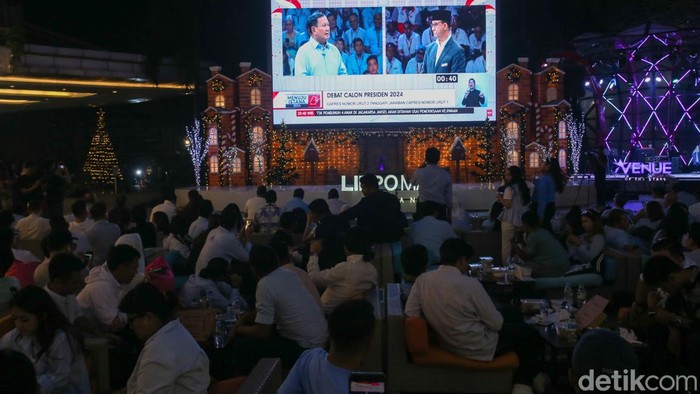 Tim Kampanye Nasional (TKN) Fanta Prabowo - Gibran menggelar nonton bareng debat perdana calon presiden di Kemang Village, Jakarta, Selasa (12/12/2023).