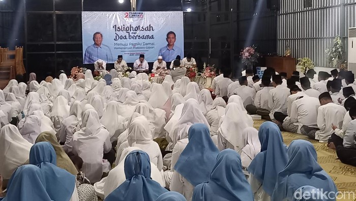 Pengajian di kediaman ibunda Presiden Joko Widodo (Jokowi), almarhumah Sudjiatmi Notomiharjo di Kelurahan Sumber, Kecamatan Banjarsari, Kota Solo, Selasa (12/12/2023).