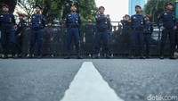 Komisi Pemilihan Umum (KPU) akan menggelar debat perdana capres-cawapres malam ini. Sejumlah aparat kepolisian berjaga di lokasi untuk mengamankan jalannya pelaksanaan debat, Selasa (12/12/2023).