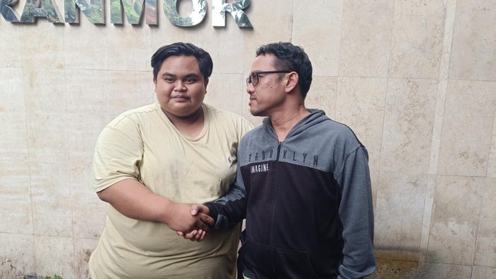 Pengemudi bernama Arman dan sopir taksi bernama Ferry usai mediasi di kantor polisi (Rizky/detikcom)
