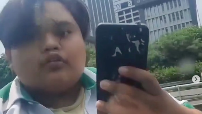 Pengemudi taksi online rusak spion taksi BlueBird usai senggolan mobil di Jalan Gatot Subroto, Setiabudi, Jakarta Selatan pada Senin (11/12).