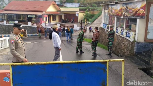 penutupan akses jalan TNBTS karena ritual wulan kapitu