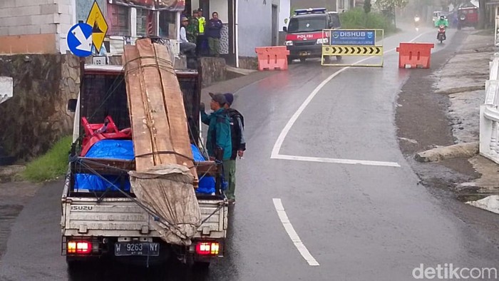 penutupan akses jalan TNBTS karena ritual wulan kapitu