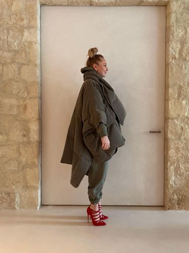 Sia, penyanyi asal Australia.