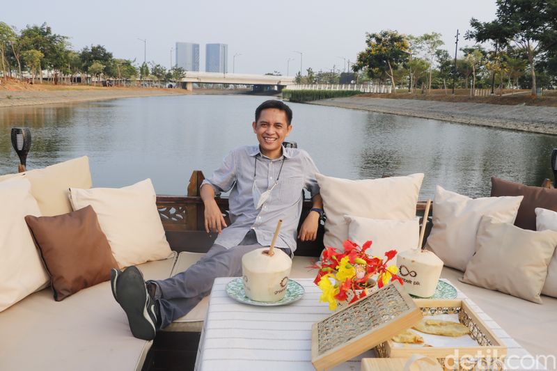 Ada yang baru nih di Kawasan Pantai Indah Kapuk. Surga wisata di kawasan Jakarta utara itu kini ada wisata perahu katamaran bertenaga motor listrik yang bisa digunakan traveler.