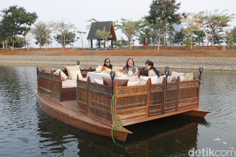 Ada yang baru nih di Kawasan Pantai Indah Kapuk. Surga wisata di kawasan Jakarta utara itu kini ada wisata perahu katamaran bertenaga motor listrik yang bisa digunakan traveler.