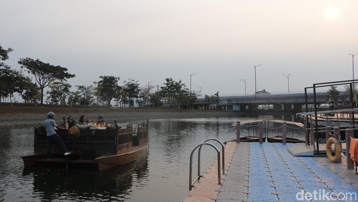 Ada yang baru nih di Kawasan Pantai Indah Kapuk. Surga wisata di kawasan Jakarta utara itu kini ada wisata perahu katamaran bertenaga motor listrik yang bisa digunakan traveler.
