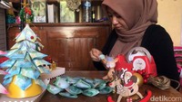 ermasuk buket uang yang dibentuk seperti pohon Natal. Buket tersebut juga dilengkapi dengan pernak-pernik khas Natal.