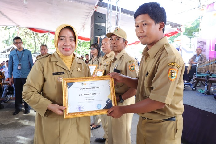 Peringati HDI, Plt Bupati Purworejo Serahkan 25 Sertifikat Desa Inklusi