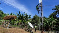 Teknisi BTS Bakti Kominfo, Anton, terlihat di Tobelo, Halmahera Utara, Maluku Utara.
