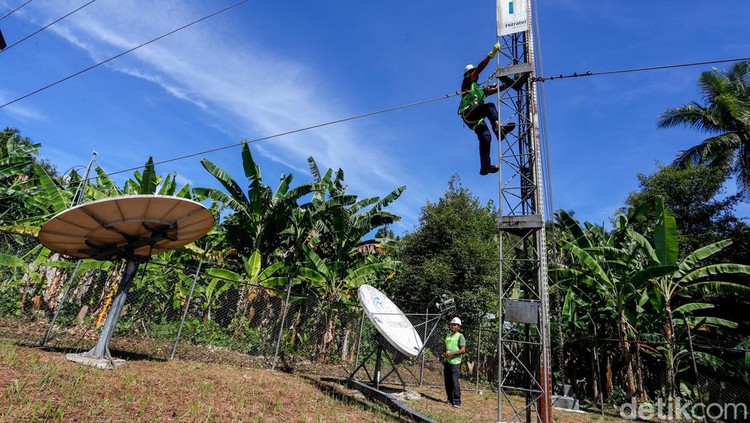 Teknisi BTS Bakti Kominfo, Anton, terlihat di Tobelo, Halmahera Utara, Maluku Utara.