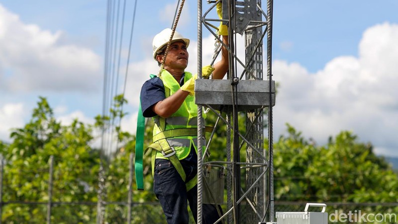 Teknisi BTS Bakti Kominfo, Anton, terlihat di Tobelo, Halmahera Utara, Maluku Utara.