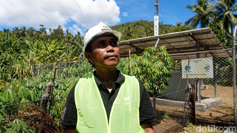 Teknisi BTS Bakti Kominfo, Anton, terlihat di Tobelo, Halmahera Utara, Maluku Utara.