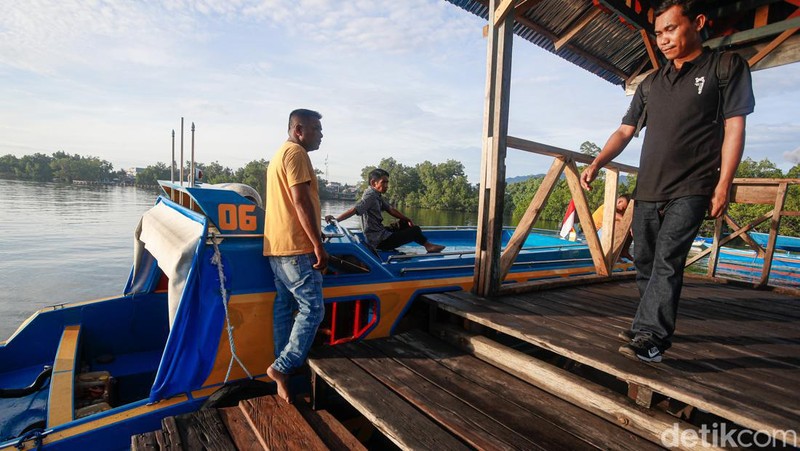 Teknisi BTS Bakti Kominfo, Anton, terlihat di Tobelo, Halmahera Utara, Maluku Utara.
