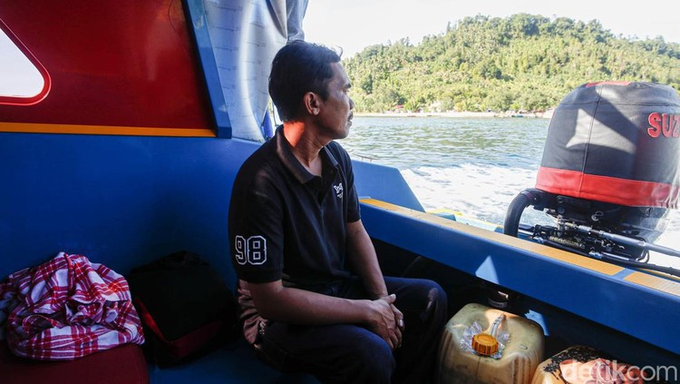 Teknisi BTS Bakti Kominfo, Anton, terlihat di Tobelo, Halmahera Utara, Maluku Utara.