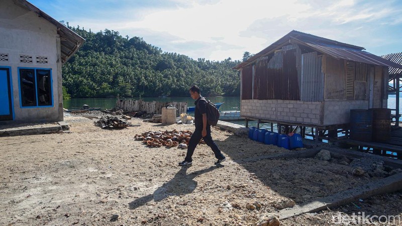 Teknisi BTS Bakti Kominfo, Anton, terlihat di Tobelo, Halmahera Utara, Maluku Utara.