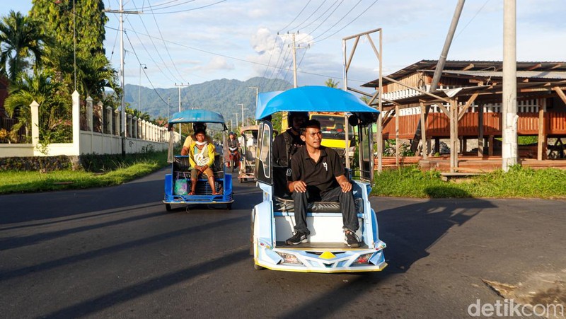 Teknisi BTS Bakti Kominfo, Anton, terlihat di Tobelo, Halmahera Utara, Maluku Utara.