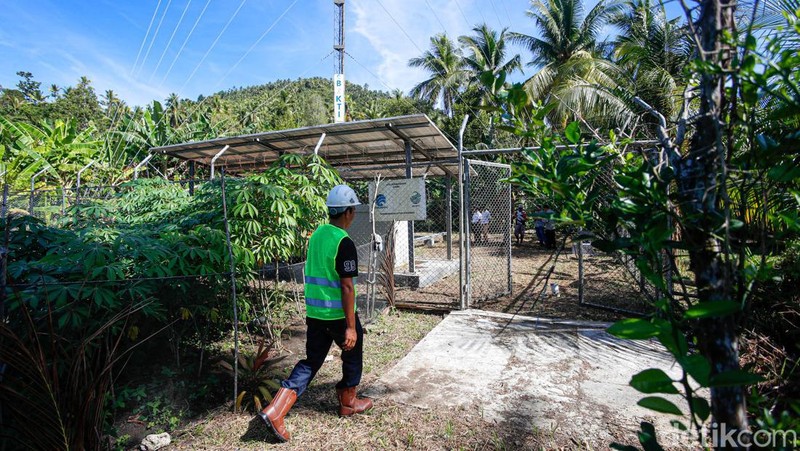 Teknisi BTS Bakti Kominfo, Anton, terlihat di Tobelo, Halmahera Utara, Maluku Utara.