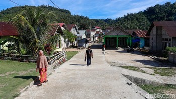 Dalam proses perbaikan tower BTS, Anton tidak bisa langsung turun ke lapangan. Biasanya ia akan mendapatkan arahan dari pusat terlebih dahulu.