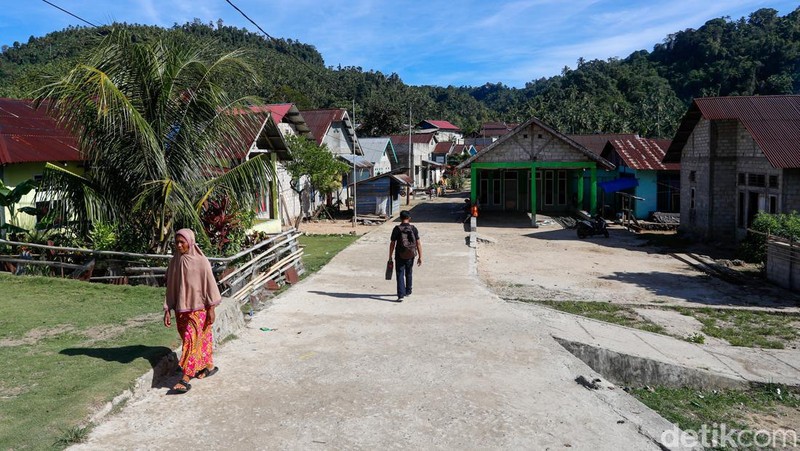 Teknisi BTS Bakti Kominfo, Anton, terlihat di Tobelo, Halmahera Utara, Maluku Utara.