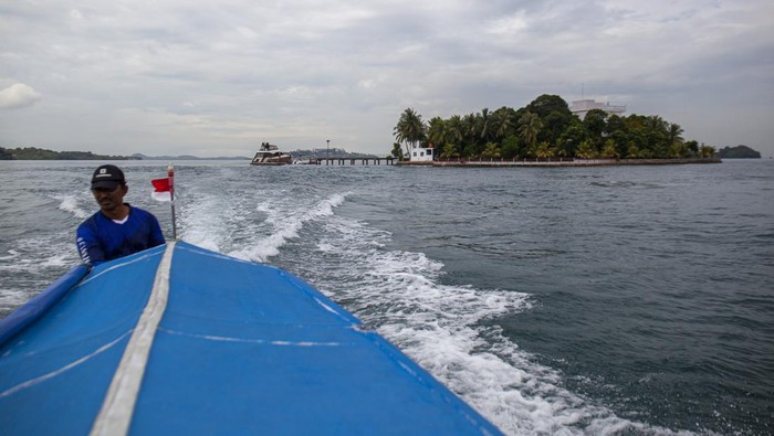 Pengemudi mengemudikan perahu motornya melintasi Pulau Anak Nirup, Batam, Kepulauan Riau, Selasa (12/12/2023). Kementerian Kelautan dan Perikanan (KKP) memperketat aturan terkait dalam pemanfaatan pulau-pulau kecil, yang salah satunya melarang investor untuk tidak menguasai sebuah pulau secara utuh guna mencegah dampak kerusakan lingkungan dan kerugian bagi masyarakat pesisir. ANTARA FOTO/Teguh Prihatna/YU