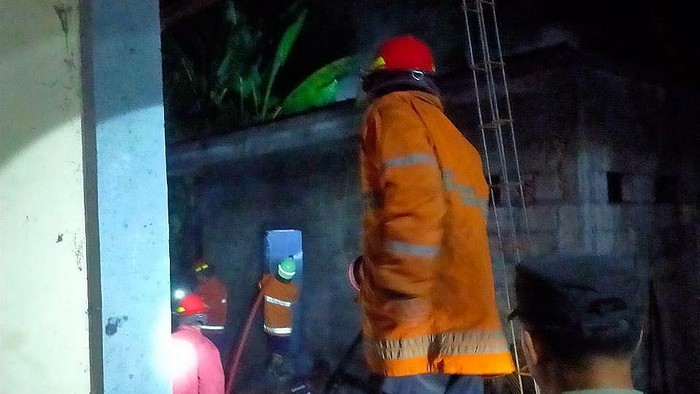 Petugas damkar berjibaku memadamkan api pada bangunan dapur milik lansia di Desa Gegelang, Manggis, Karangasem, Bali, Selasa (12/12/2023). (Foto: Dok. Damkartan Karangasem)