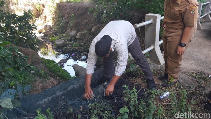 Petugas dari Dinas Lingkungan Hidup (DLH) Boyolali, mengambil sampel limbah yang dibuang di Kali Pepe, Brajan, Mojosongo, Boyolali, Selasa (12/12/2023).