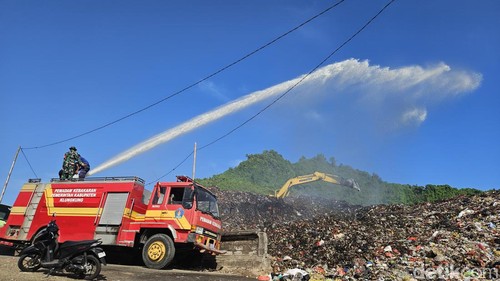 Petugas DLHP Kabupaten Klungkung menyemprotkan 200 liter eco enzyme ke  TPA Sente, Desa Pikat, Kecamatan Dawan, Klungkung, Bali, Selasa (12/12/2023). (Foto: Putu Krista/detikBali)