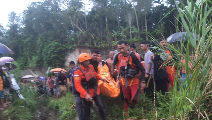 Petugas mengevakuasi jasad ibu di Nias yang hanyut bersama anaknya. (Istimewa)