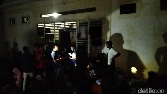 Petugas polisi membawa sejumlah pengungsi Rohingya untuk dimintai keterangan.