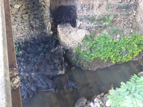 Pikap pengangkut drum berisi cairan diduga limbah industri yang hendak dibuang di sungai di Brajan, Mojosongo, Boyolali, Selasa (12/12/2023).