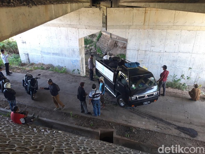 Pikap pengangkut drum berisi cairan diduga limbah industri yang hendak dibuang di sungai di Brajan, Mojosongo, Boyolali, Selasa (12/12/2023).