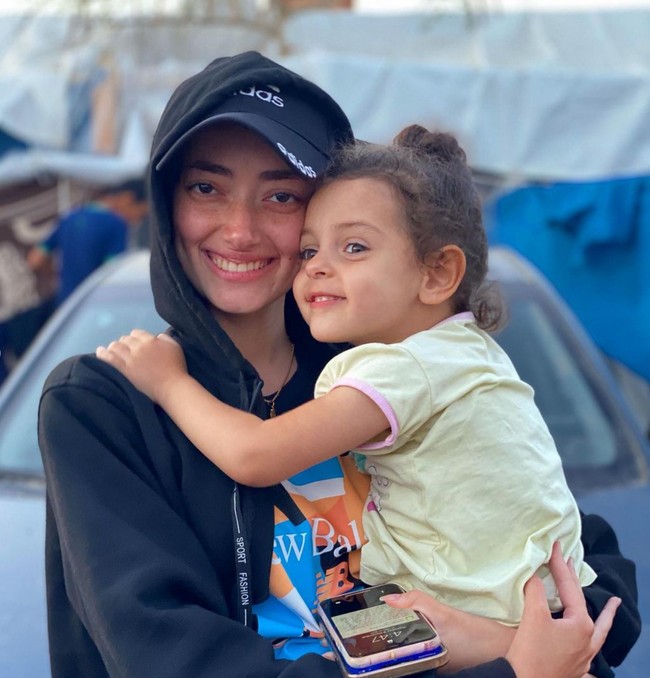 Melalui unggahan Instagram, wanita yang pernah bekerja sebagai interpreter dan copywriter ini berbagi kisah-kisah pedih. Caranya bercerita yang menyentuh hati menarik perhatian sejumlah media besar, seperti Washington Post dan Reuters yang menampilkan karyanya, serta mengakui keaslian dan kedalaman reportasenya. Foto: Instagram/@byplestia