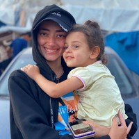 Melalui unggahan Instagram, wanita yang pernah bekerja sebagai interpreter dan copywriter ini berbagi kisah-kisah pedih. Caranya bercerita yang menyentuh hati menarik perhatian sejumlah media besar, seperti Washington Post dan Reuters yang menampilkan karyanya, serta mengakui keaslian dan kedalaman reportasenya. Foto: Instagram/@byplestia