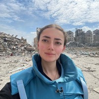 Seruan Plestia muncul setelah gempuran Israel ke Gaza, yang masih saja berlangsung hingga hari ini dan menewaskan lebih dari 18.000 orang. Berbekal ponselnya, ia memberanikan diri mendokumentasikan kehidupan orang-orang yang terkena dampak konflik.  Foto: Instagram/@byplestia