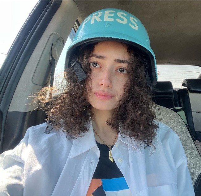 Dalam video yang diunggahnya pada Minggu (10/12/2023), Plestia mengungkap bahwa dia telah menyaksikan kekejaman dan kebrutalan tentara Israel sejak dia berusia 7 tahun. Dia juga telah mengalami empat kali agresi militer yang terjadi pada 2008, 2014, 2021 dan 2023. Foto: Instagram/@byplestia