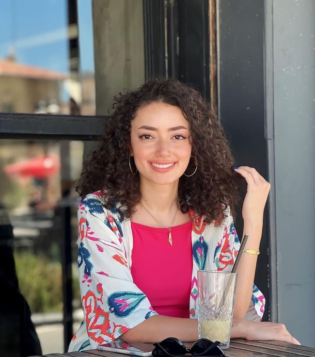 Di belakang lensa kamera, Plestia berkomitmen memperkuat suara kaum marjinal. Seperti dikutip dari Medium, saat ini dia menjabat sebagai Manajer HRD untuk StepUp Agency sejak Mei 2023. Foto: Instagram/@byplestia