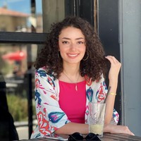 Di belakang lensa kamera, Plestia berkomitmen memperkuat suara kaum marjinal. Seperti dikutip dari Medium, saat ini dia menjabat sebagai Manajer HRD untuk StepUp Agency sejak Mei 2023. Foto: Instagram/@byplestia