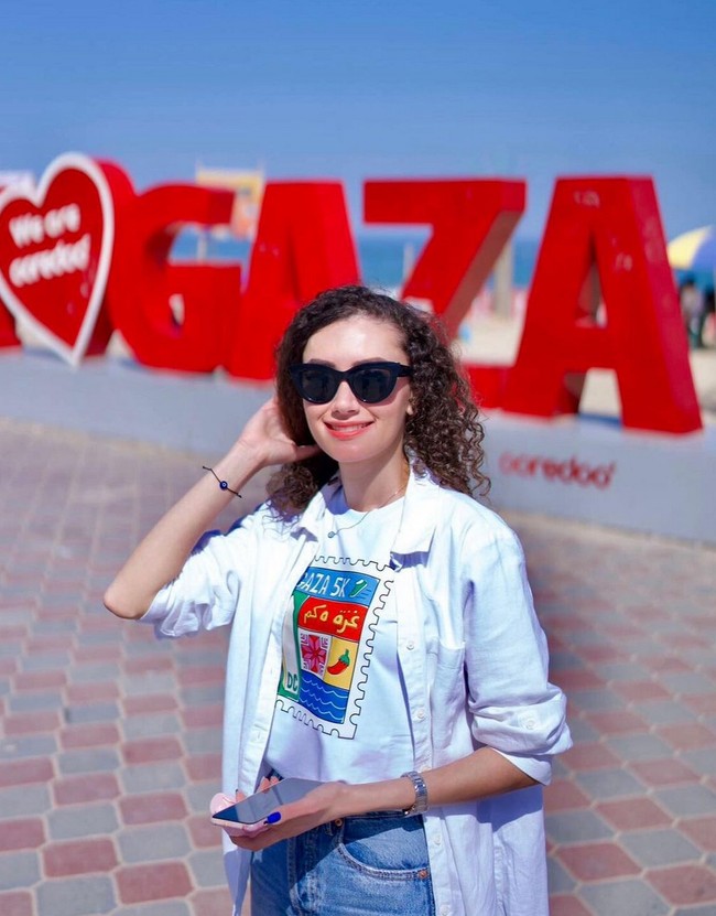 Plestia menyumbangkan keahliannya di dunia jurnalistik sebagai Pelatih Klum Media Bahasa Inggris untuk The Press House pada April hingga Agustus 2023. Dia juga menjadi editor berita sekaligus manajer media sosial. Foto: Instagram/@byplestia