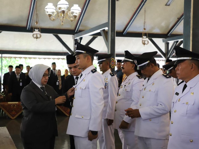 Plt Bupati Purworejo, Yuli Hastuti, melantik 88 kepala desa hasil pilkades serentak di Pendopo Rumah Dinas Bupati Purworejo, Senin (11/12/2023).