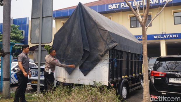 Polisi menunjukkan barang bukti pupuk subsidi diduga akan diselundupkan dari Sampang ke Madiun.