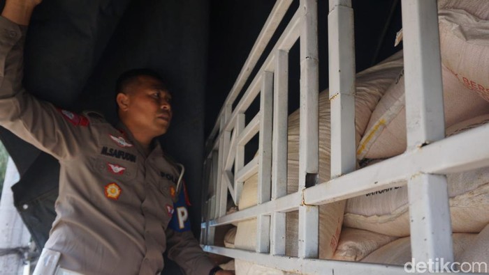 Polisi menunjukkan barang bukti pupuk subsidi diduga akan diselundupkan dari Sampang ke Madiun.