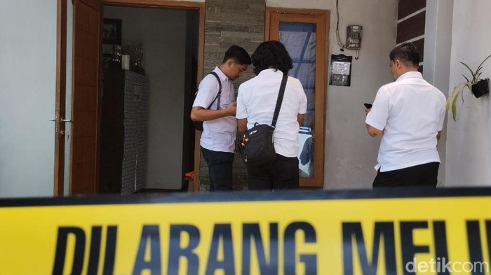Polisi telah melakukan olah TKP rumah guru SD diduga bunuh diri bersama istri dan anaknya.