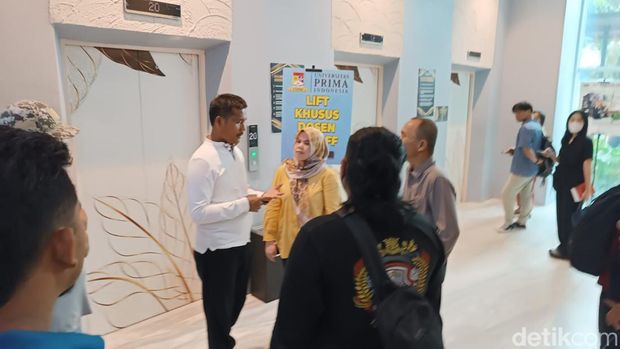 Polrestabes Medan kembali menggelar penggeledahan di Unpri Medan usut dugaan penemuan mayat pada Selasa (12/12) pagi. (Goklas Wisely/detikSumut).