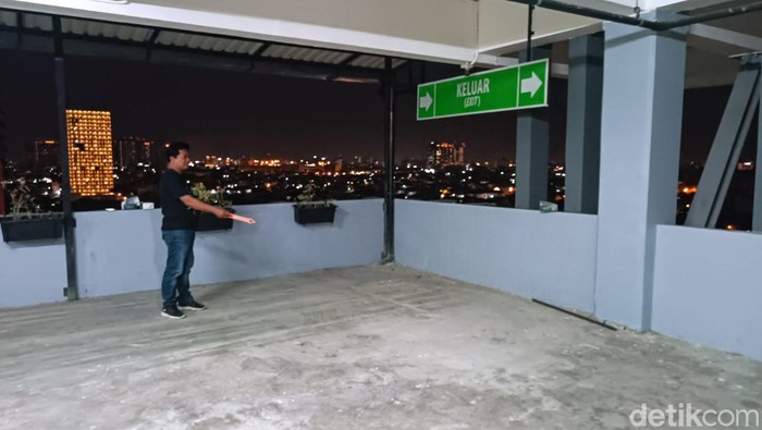 Polrestabes Medan mengecek lantai 9 Unpri Medan untuk usut dugaan penemuan mayat pada Senin (11/12/2023) malam. (Goklas Wisely/detikSumut)