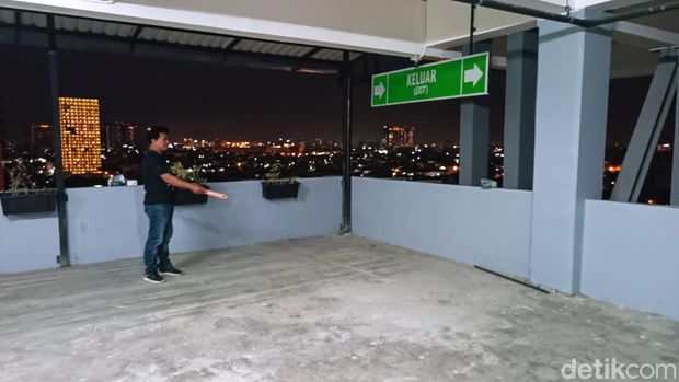 Polrestabes Medan mengecek lantai 9 Unpri Medan untuk usut dugaan penemuan mayat pada Senin (11/12/2023) malam. (Goklas Wisely/detikSumut)